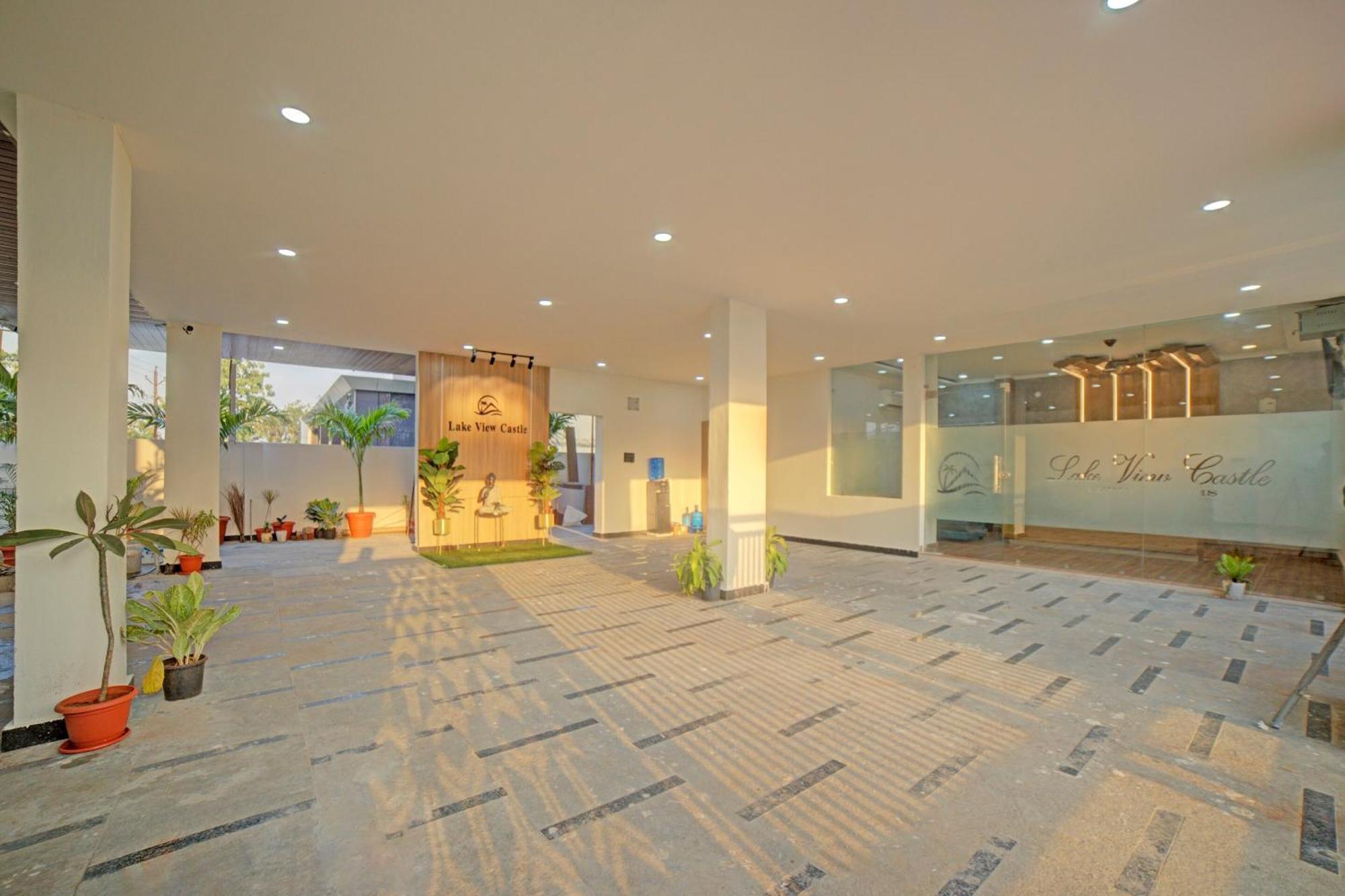 Hotel Collection O Lakeview Castle à Warangal Extérieur photo